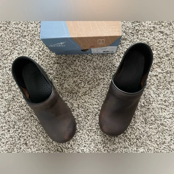 Dansko antique brown. Women’s size 37. New in box - Picture 3 of 5